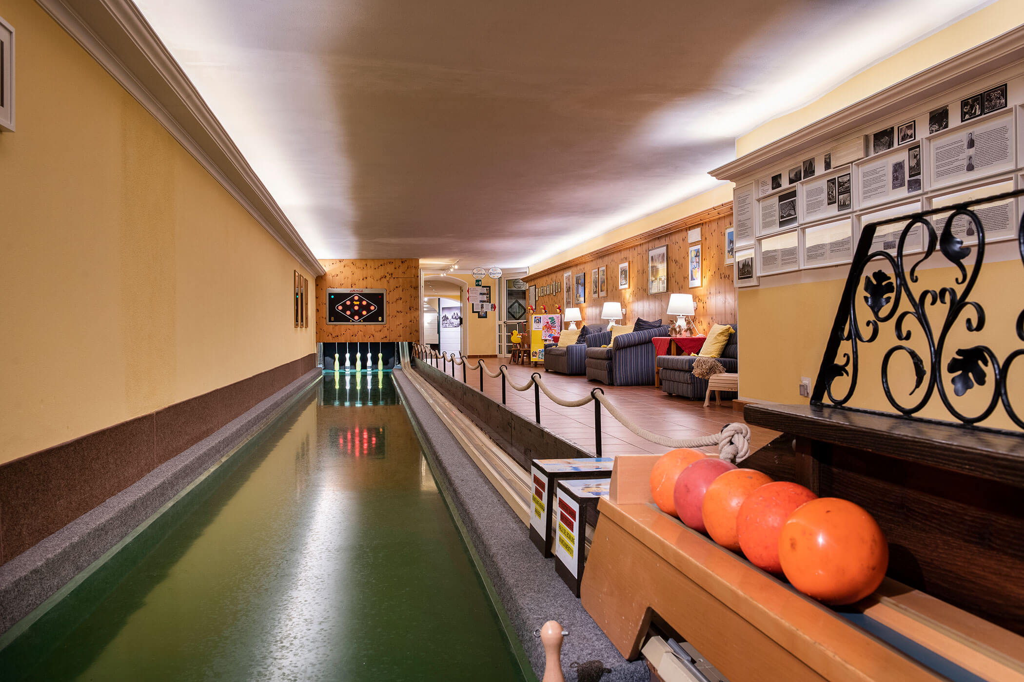 Una pista da bowling e una palla da bowling in primo piano.