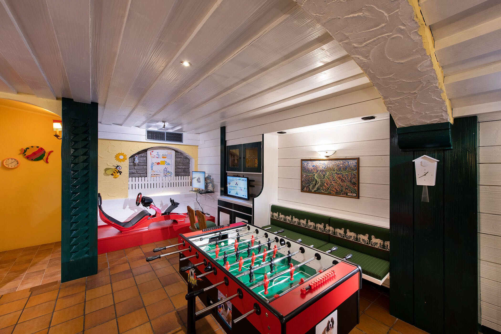 Una stanza con un tavolo da calcetto