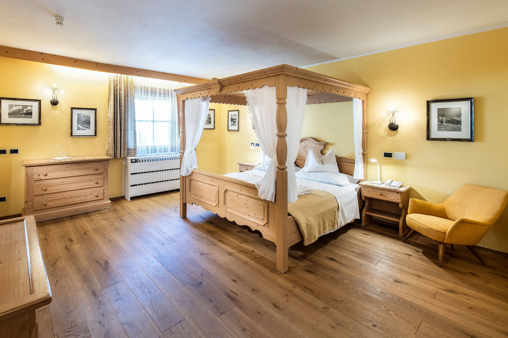 Camera da letto con un letto e una finestra che offre luce naturale.