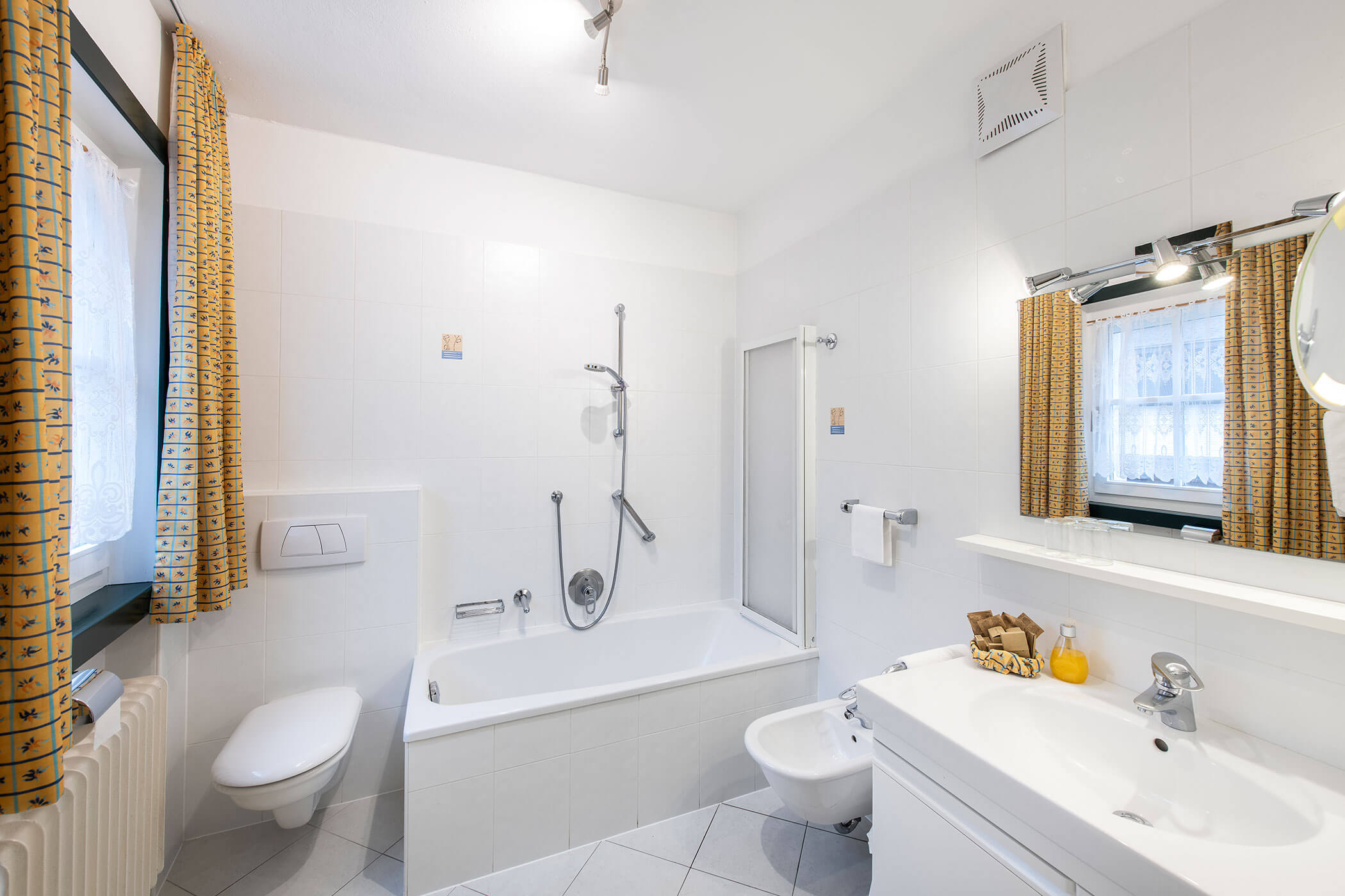 Un bagno con un wc, un lavandino e una vasca da bagno.