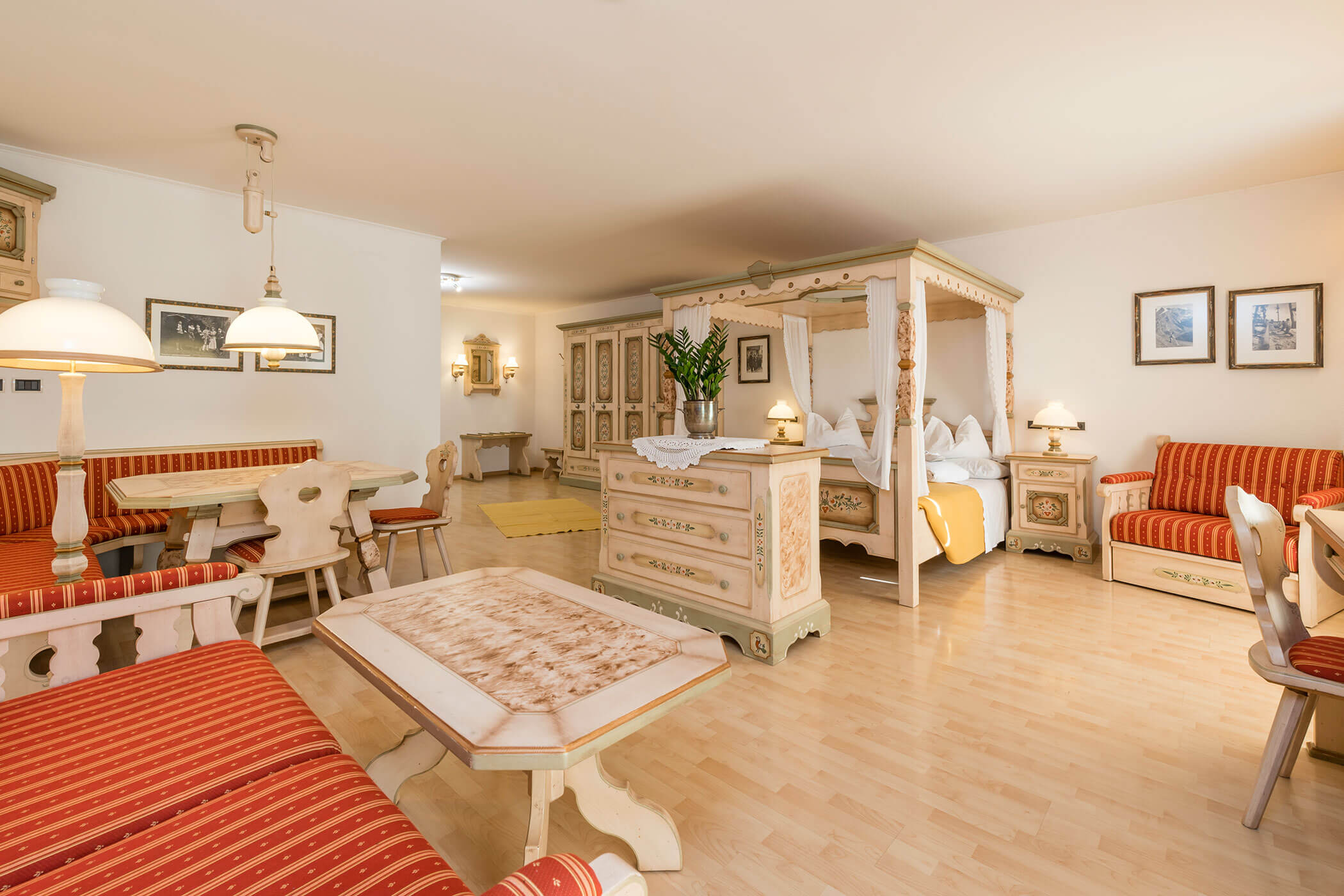 Camera da letto con un letto e una finestra che offre luce naturale.