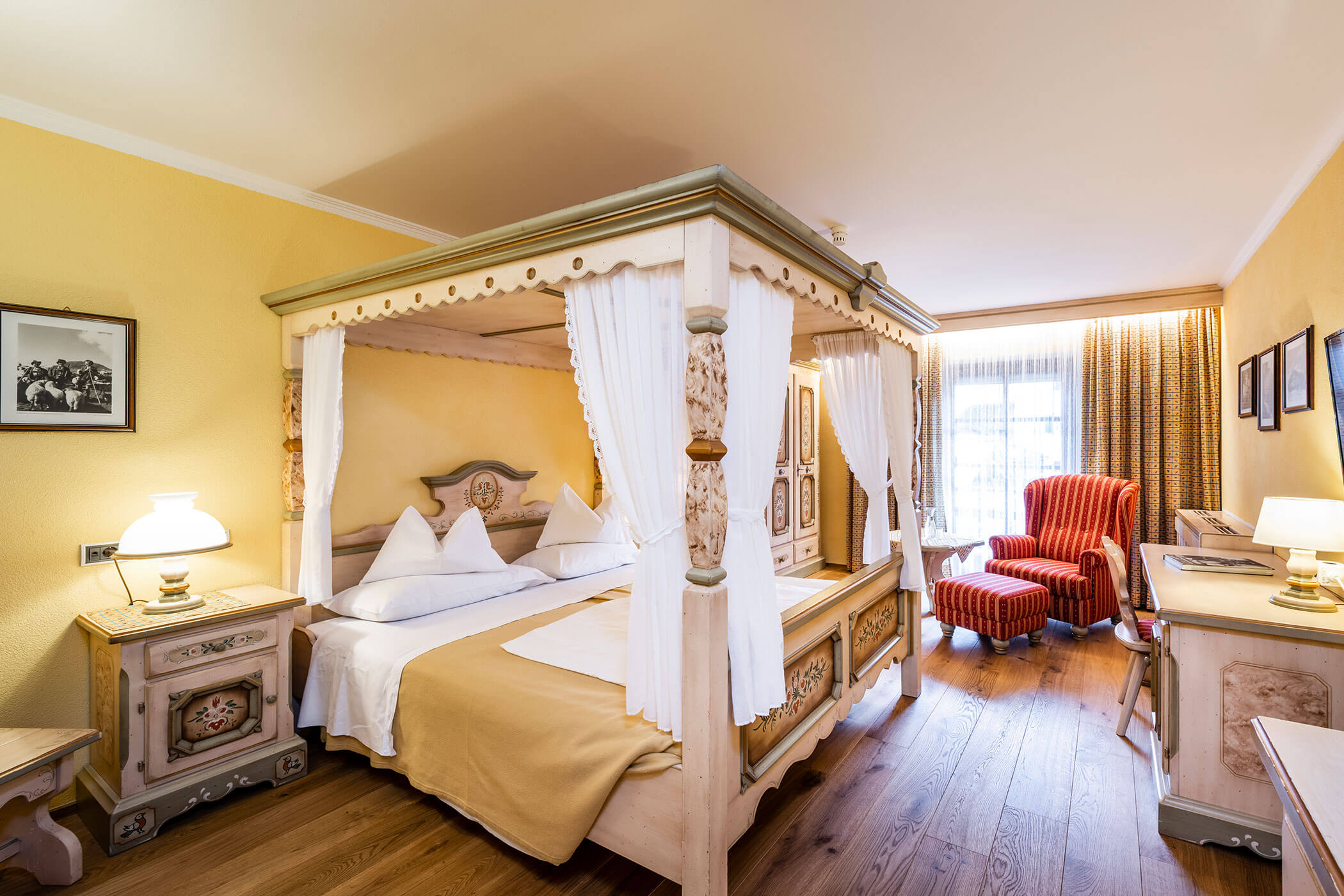 Camera da letto con un letto e una finestra che offre luce naturale.