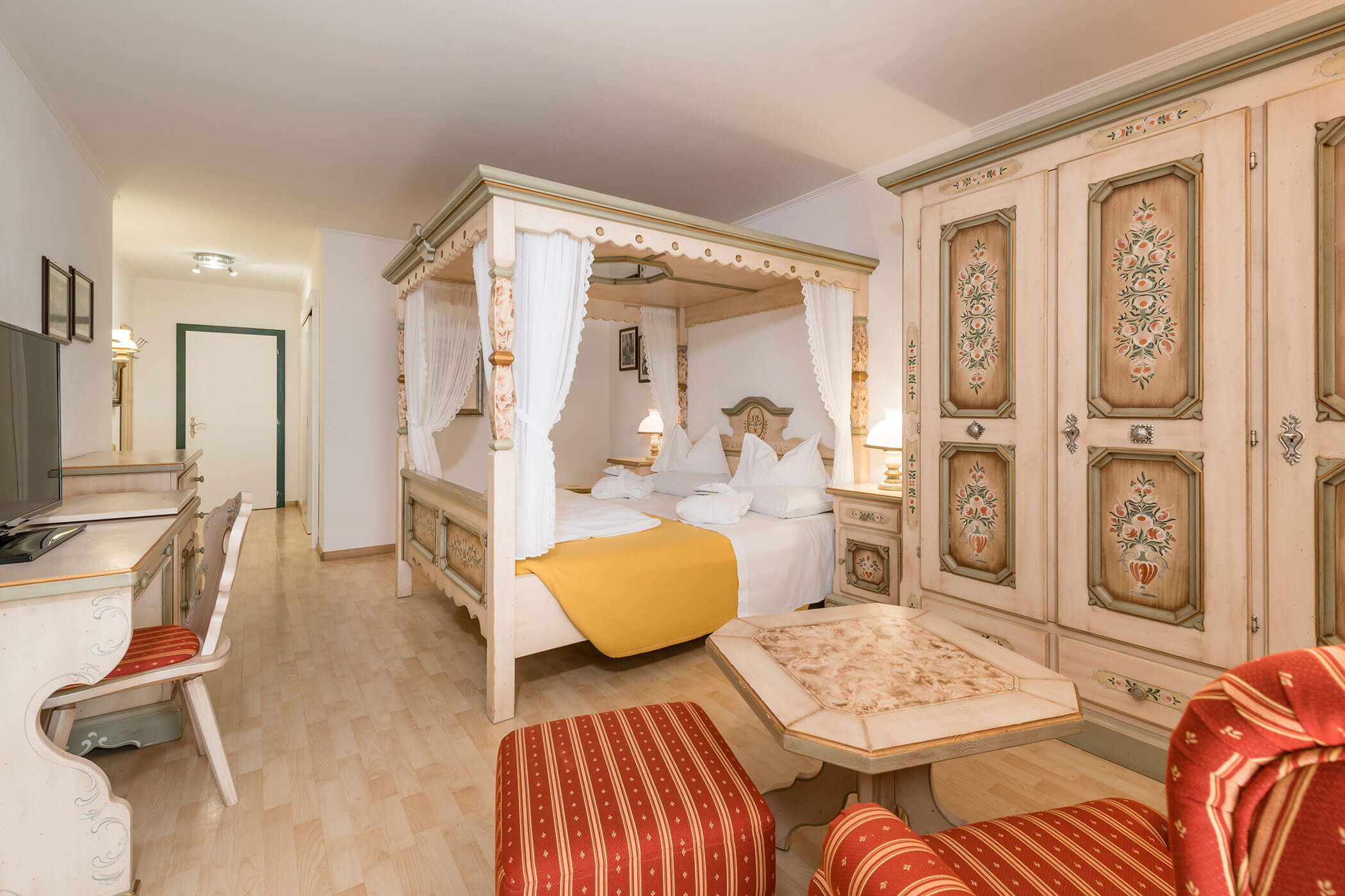 Camera da letto con un letto e una finestra che offre luce naturale.