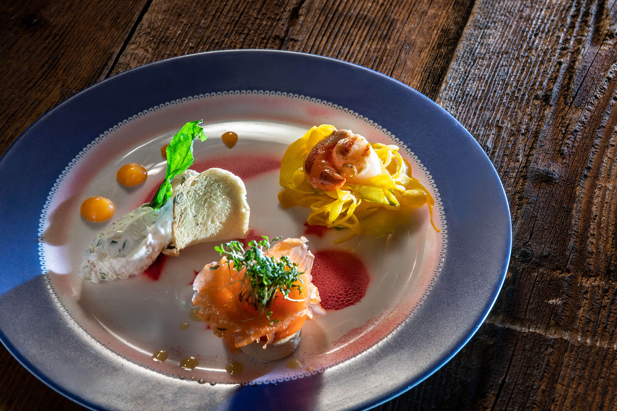 Un piatto con cibo su un tavolo di legno.