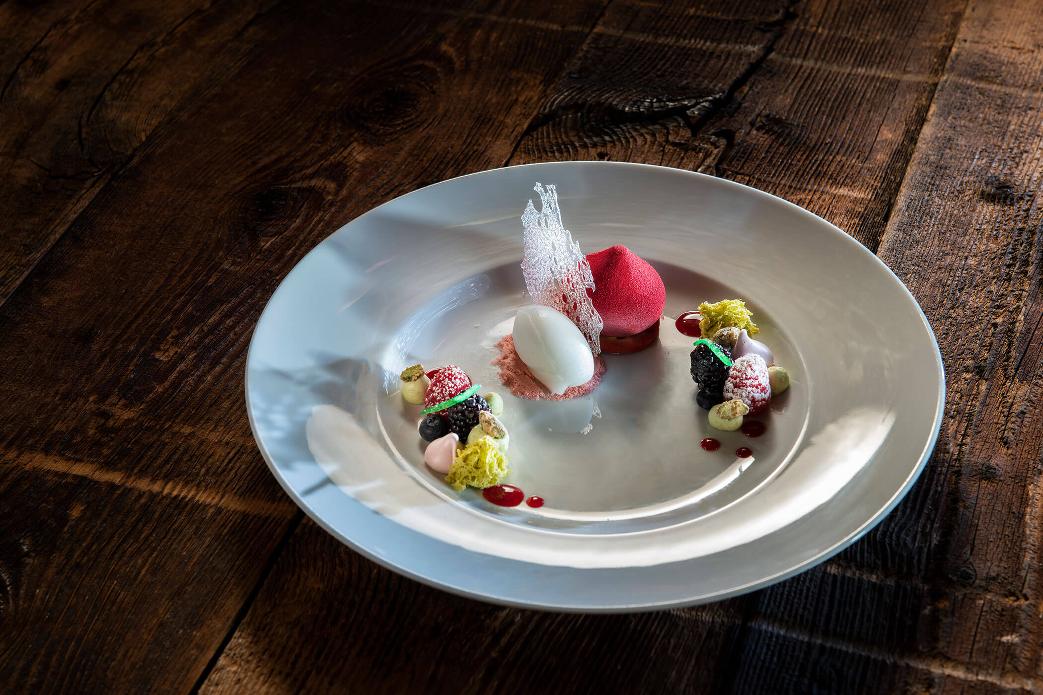 Un piatto con un dessert posato su un tavolo di legno.