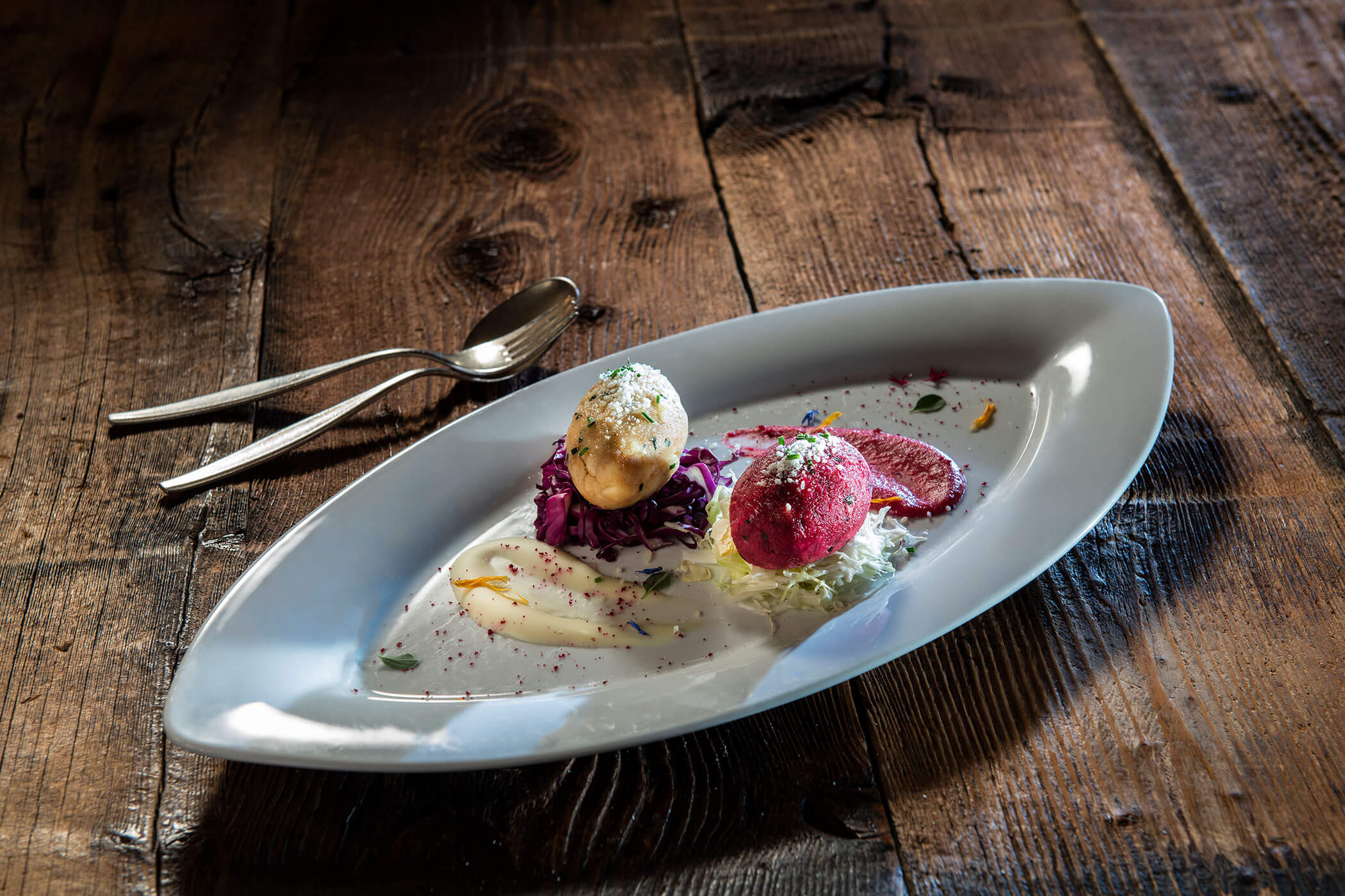 Un piatto con canederli su un tavolo di legno.