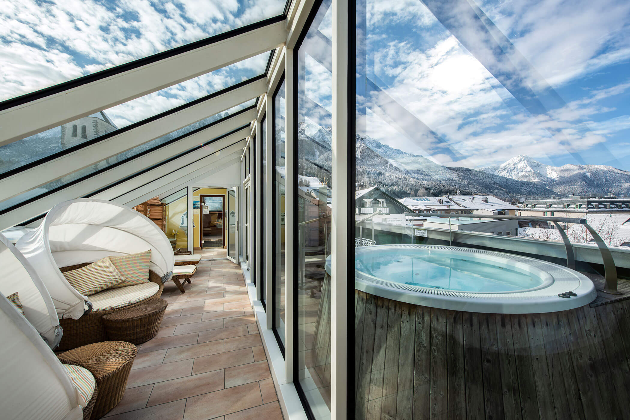 Vasca idromassaggio in hotel con vista sulle montagne circostanti.